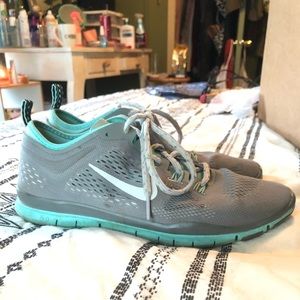 Women’s tennis shoes